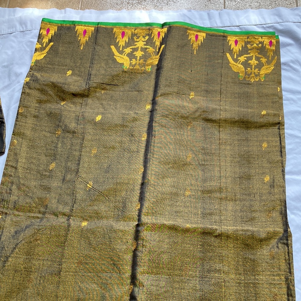 Saree With Golden Thread And Parrots Border View 4